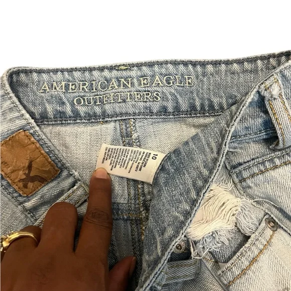 American Eagle Distressed Denim Short Size: 10 - Picture 6 of 8